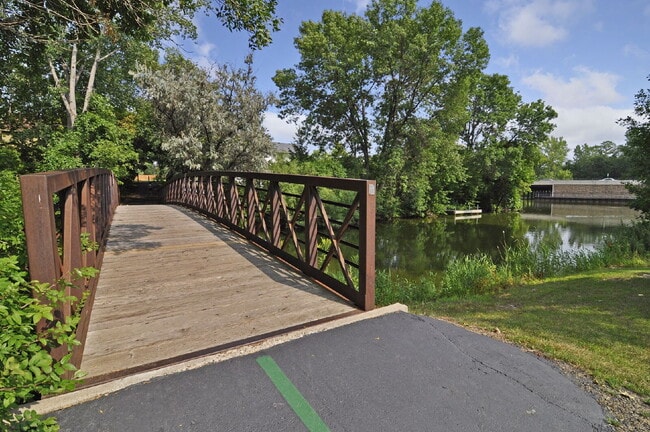 Building Photo - "Spacious 3-Bed Townhouse with 2.5 Baths in Maple Grove – A Perfect Retreat at 2405 Sq Ft!"