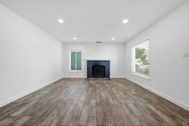 Building Photo - 1047 Riverton Dr