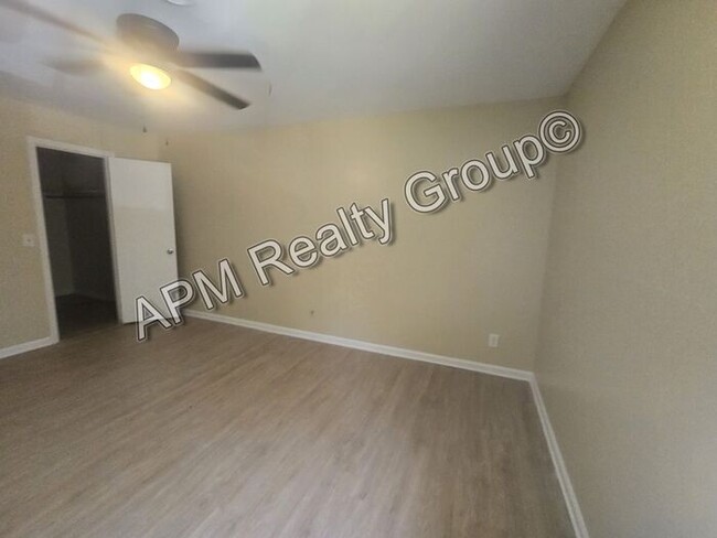 Building Photo - One bedroom in Rosewood