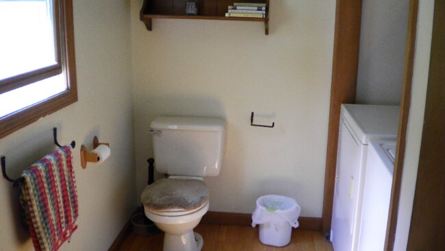 Building Photo - 936 Russell Rd