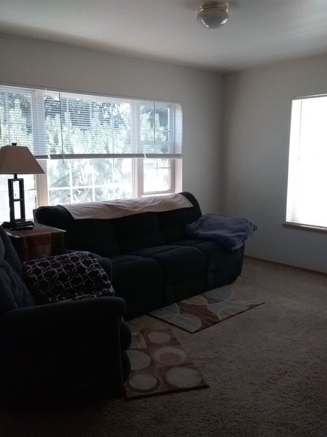 Building Photo - Great Newly Remodeled 3 bedroom 1 bath  no smoking