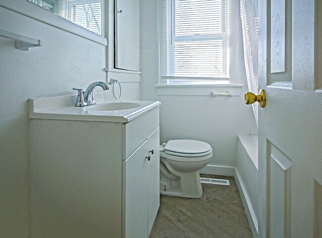 Building Photo - GREAT HOUSE ON BEAUTIFUL STREET GOODYEAR HEIGHTS