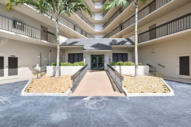 Building Photo - 801 S Ocean Dr