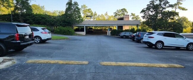 Building Photo - Newly Renovated Condo Located In Highly Desirable Area Of Forest Acres!