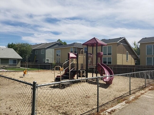 Building Photo - *Two Weeks Of Free Rent!! 3 bed 2 bath Single-Level townhome *Affordable Housing Property*