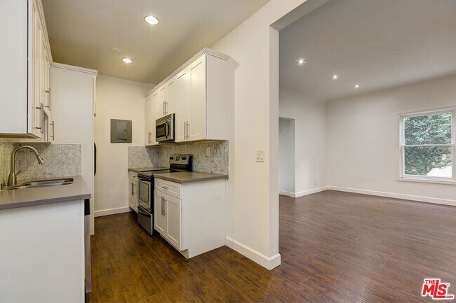 Building Photo - 7229 Willoughby Ave