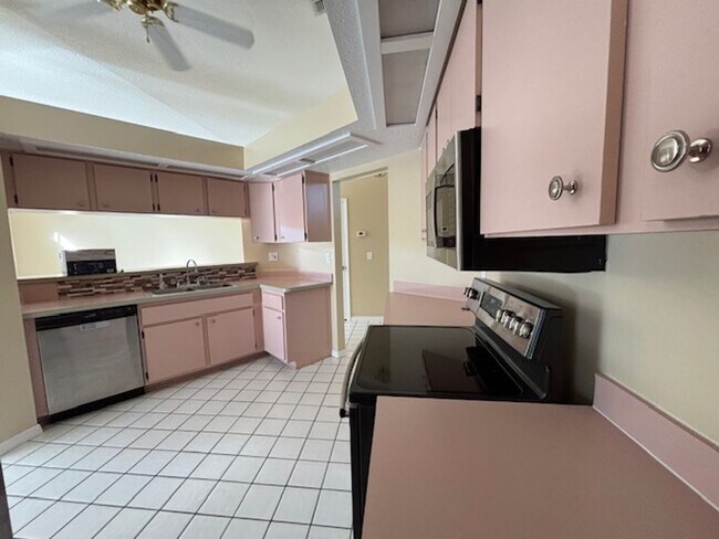 Building Photo - Pool Home in 7-Hills