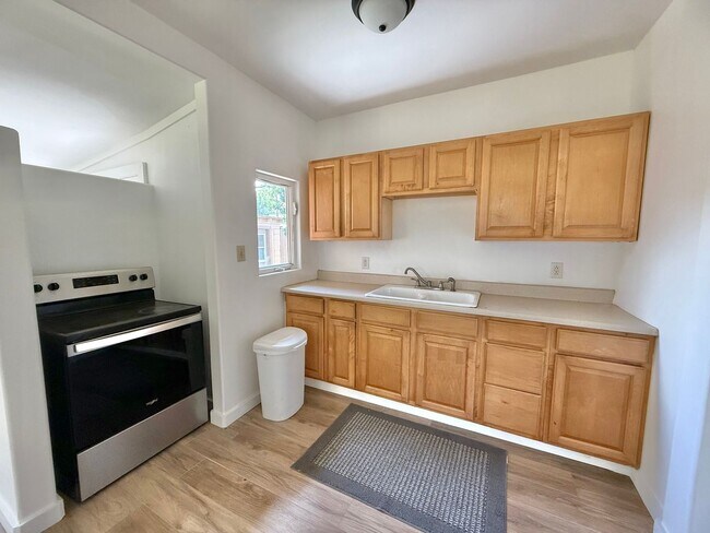 Building Photo - 3 Bedroom / 2 Bathroom Home with large yar...