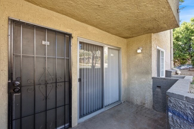 Building Photo - Updated 2 Bedroom Apartment!