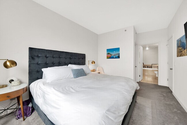 Building Photo - 910 W Huron St