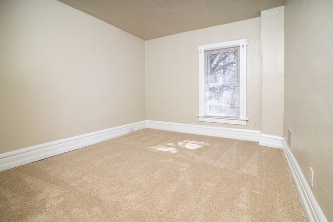 Building Photo - 402 Woodland Ave