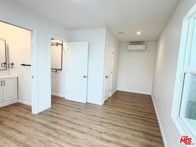 Building Photo - 384 Hargrave St
