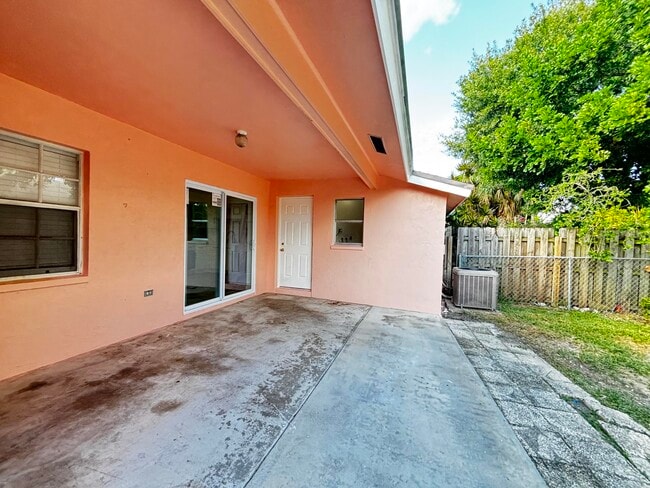 Building Photo - 3919 Wilshire St