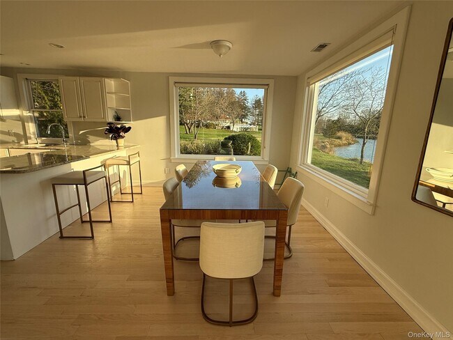 Building Photo - 329 Centre Island Rd