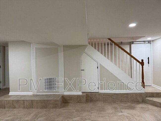 Building Photo - 8203 Comet Dr