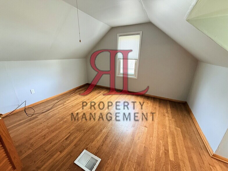 Building Photo - 1011 Mohican Ave