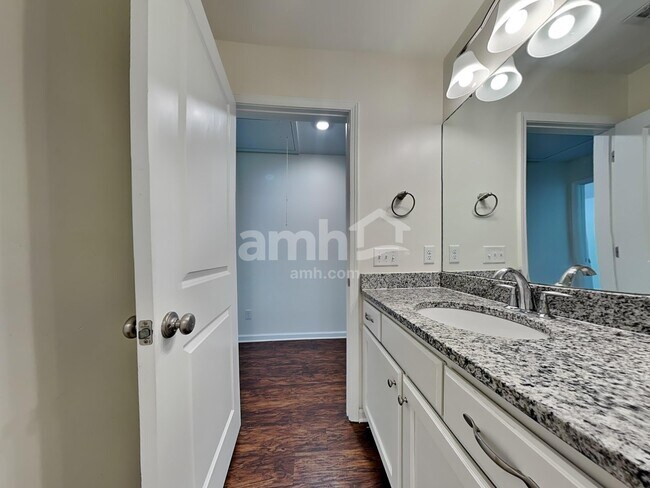 Building Photo - 330 Crabapple Cir