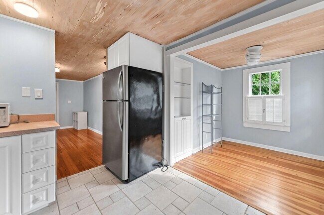 Building Photo - 424 51st St