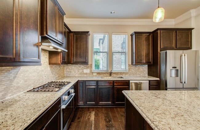 Building Photo - 610 Delano St