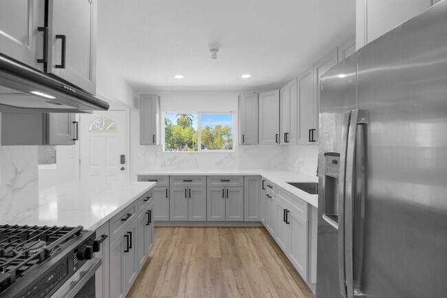 Building Photo - 1431 Alamitos Ave