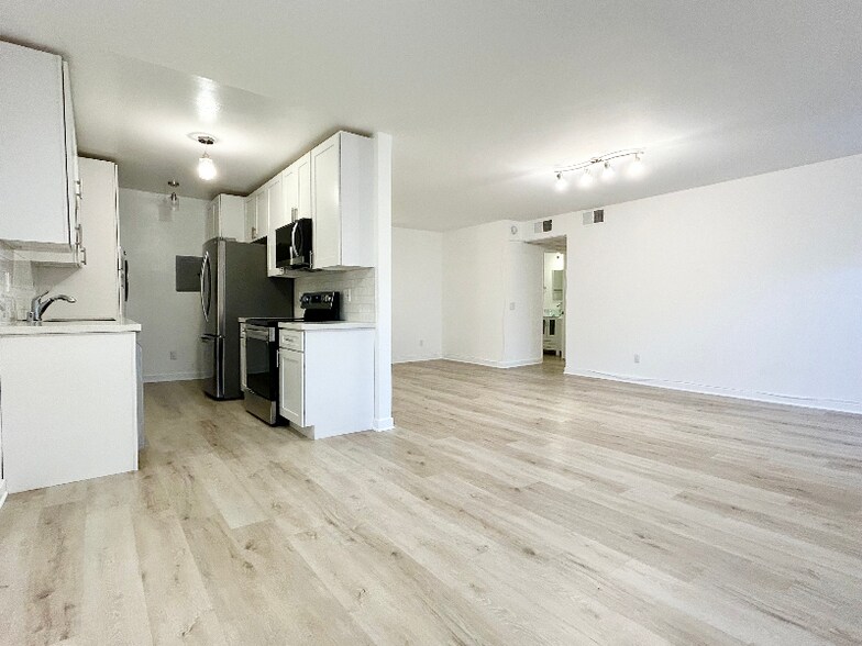 Building Photo - 1849 S Bentley Ave