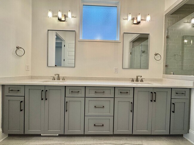 Building Photo - 3 bedroom home with 3.5 bathrooms and 2 Car Garage