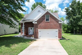 Building Photo - 3120 Pin Oaks Cir NE