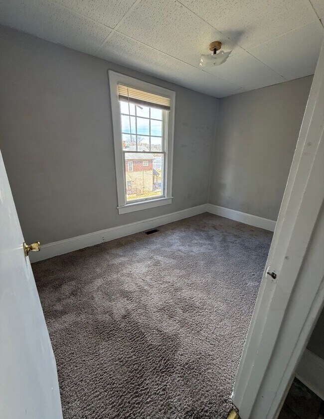 Building Photo - 1404 W. Fourth St. - 3 Unit