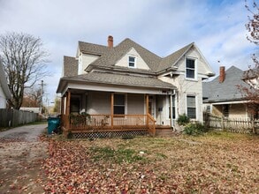 Building Photo - Spacious 2-Bedroom, 1-Bathroom Home AVAILABLE NOW!!