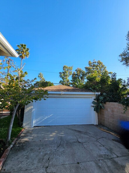 Building Photo - 3942 Redwood Ave