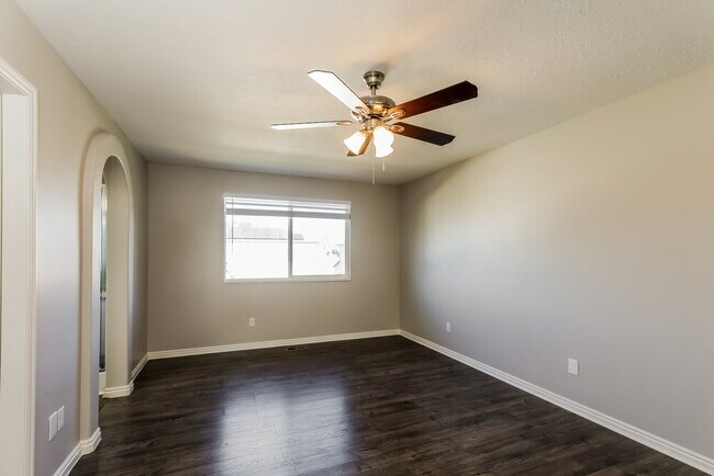 Building Photo - 996 W Fox Holw Dr