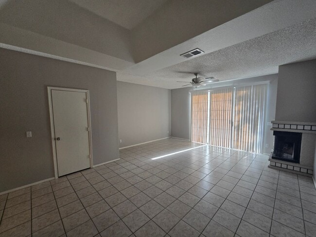Building Photo - 2 Bedroom/2.5 Bathroom Townhome in Chandler