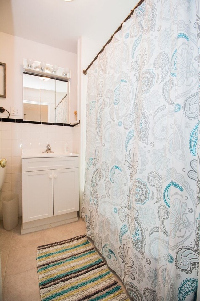 Building Photo - 1Br/1Bth unit! Hot Water included. Great location!