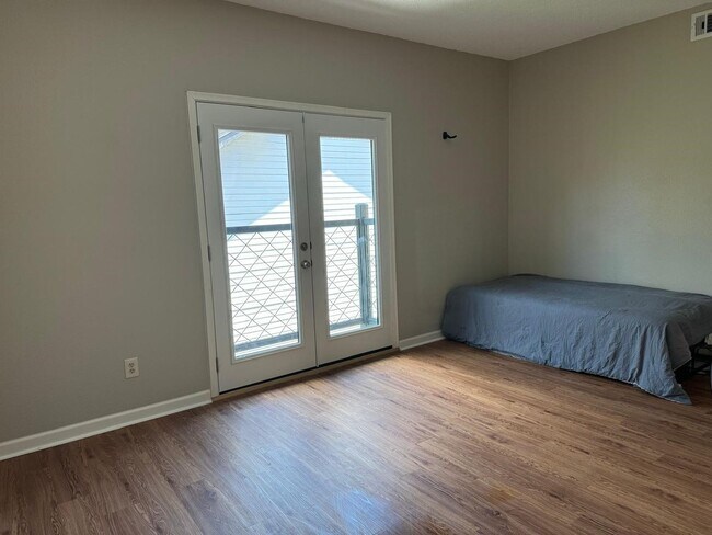 Building Photo - 1/1 Condo Walking Distance to UT