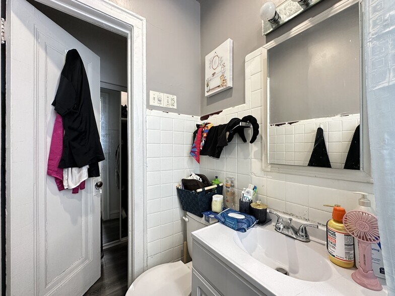 Building Photo - 5451 N Kenmore Ave