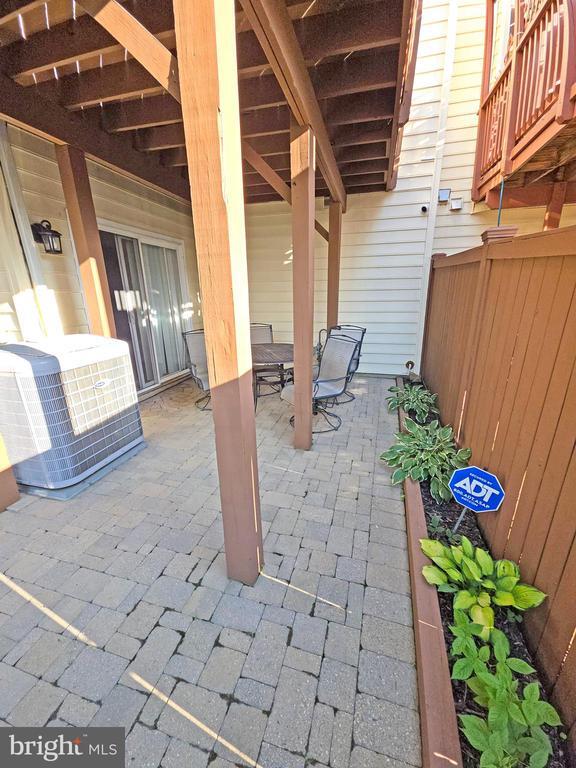 Building Photo - 9902 Woodview Dr