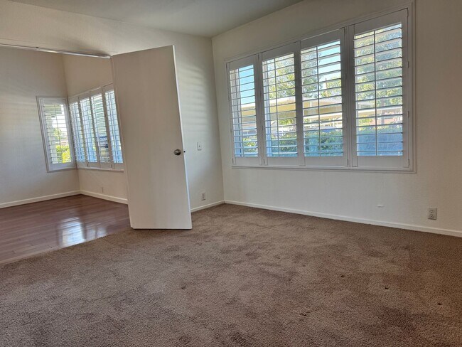 Building Photo - Beautiful bright townhome in Tierrasanta