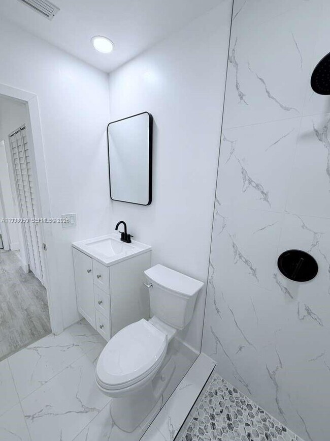 Building Photo - 134 SW 14th Ave