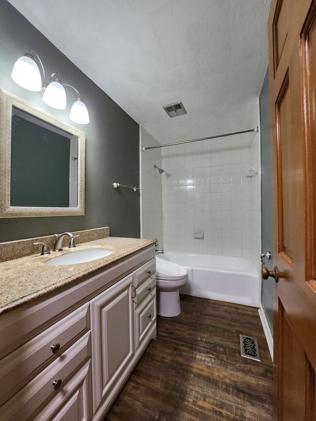 Building Photo - 3 bedroom house for rent off E Park Ave fo...