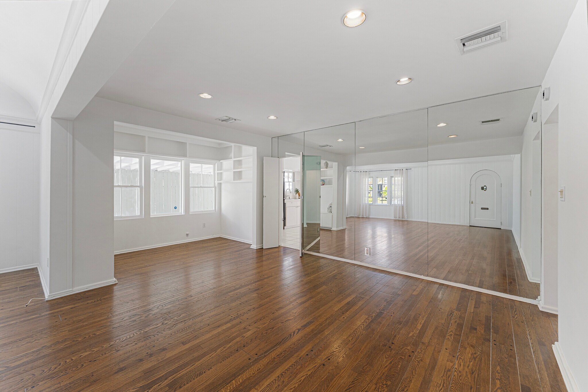 Building Photo - 332 S Crescent Dr