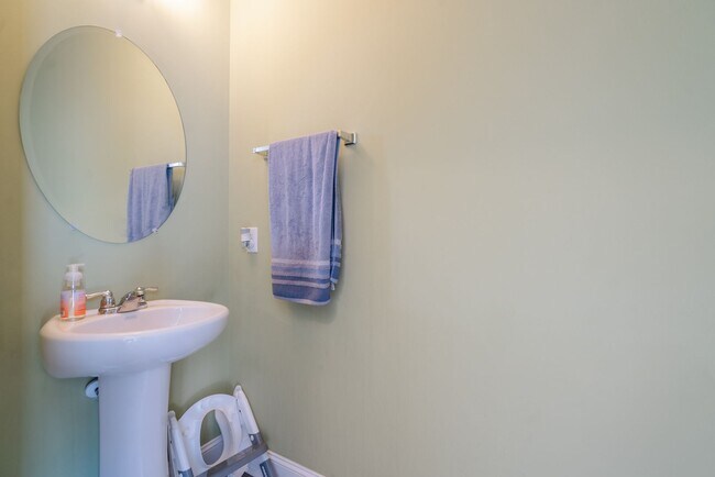 Building Photo - Spacious 4 Bed, 4 Bath Home in HOA Community