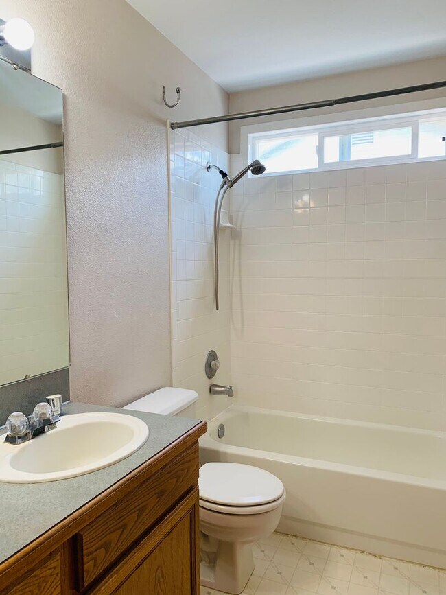 Building Photo - Great Home, Close Foothills Location