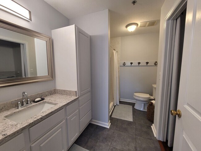 Building Photo - Welcome to our stunning 3-bedroom, 2-bathroom condo located in the beautiful city of Wilmington, NC.