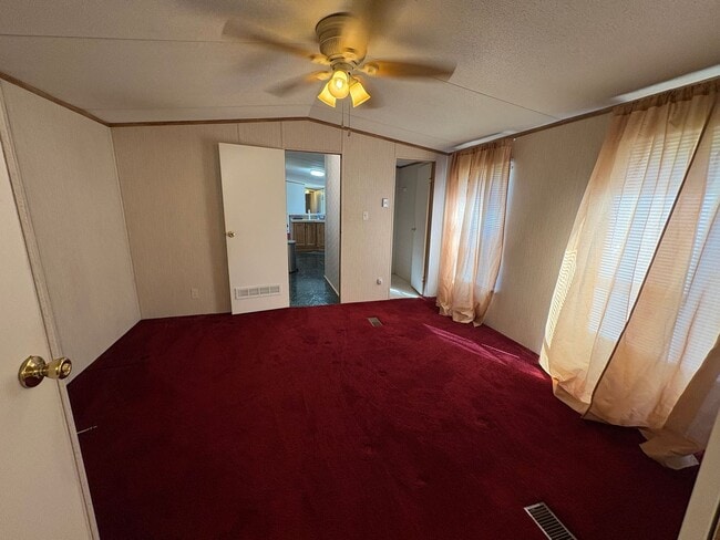 Building Photo - 3 Bedroom in Crawfordville Available Now!