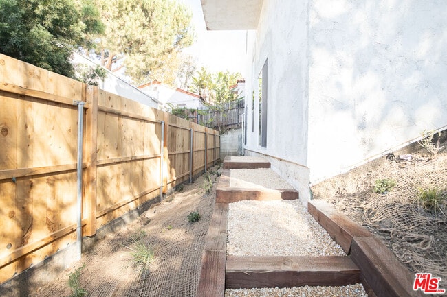 Building Photo - 2210-2214 Echo Park Ave