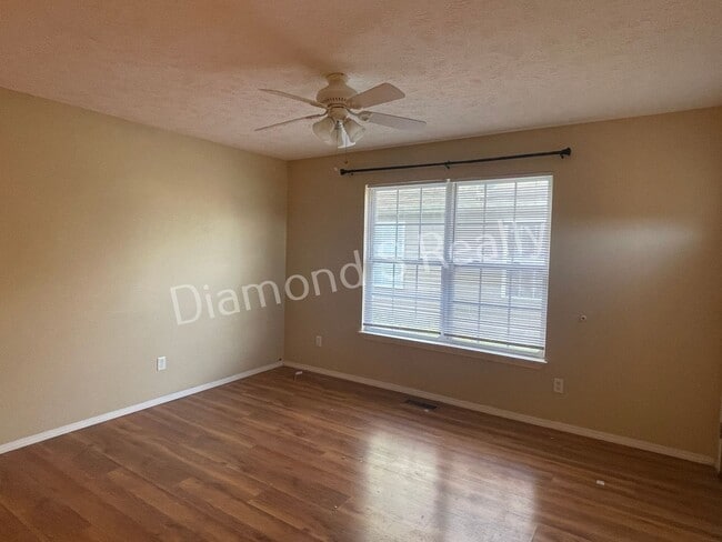 Building Photo - 3 Bedroom Duplex Available!
