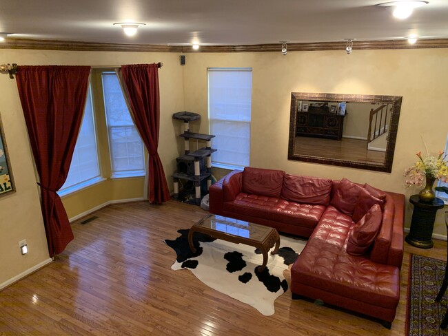 Building Photo - 700 Crooked Creek Dr