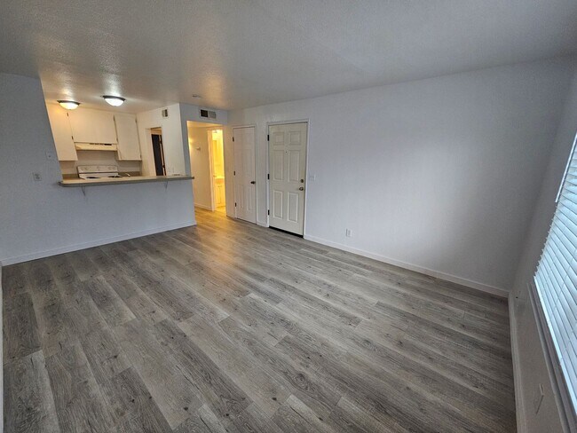 Building Photo - Downstairs 1 Bedroom 1 Bath Apartment in Orland!