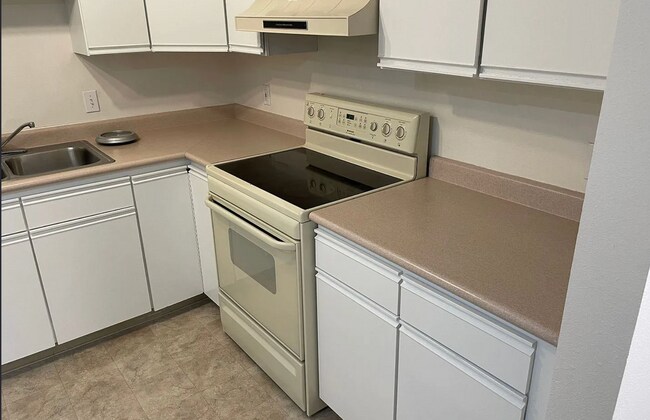 Building Photo - Private End-Unit Condo in Southeast Boise ...