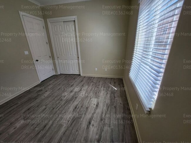 Building Photo - 4 bedroom 3 FULL bath/ 3 CAR Garage.. 2418...